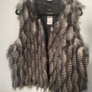 Mission vest faux fur size XXL black trim around color clip hook closure in fron